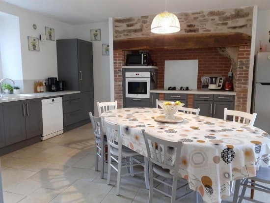 La cuisine comporte 1 gazinière 4 feux avec four, 1 frigo avec compartiment congélation, 1 hotte aspirante, 1 poêle à bois ( bois fourni ), 1 bahut, 1 table avec 8 chaises, un micro onde et un lave vaisselle, toute la vaisselle et ustensiles de cuisine pour 8 personnes : cafetière électrique, cocotte minute, service à raclette, faitout, grille-pain, planche à repasser avec fer....)